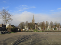 901274 Gezicht over de parkeerplaats achter de Meerndijk te De Meern (gemeente Utrecht) op de Marekerk (Zandweg 126).